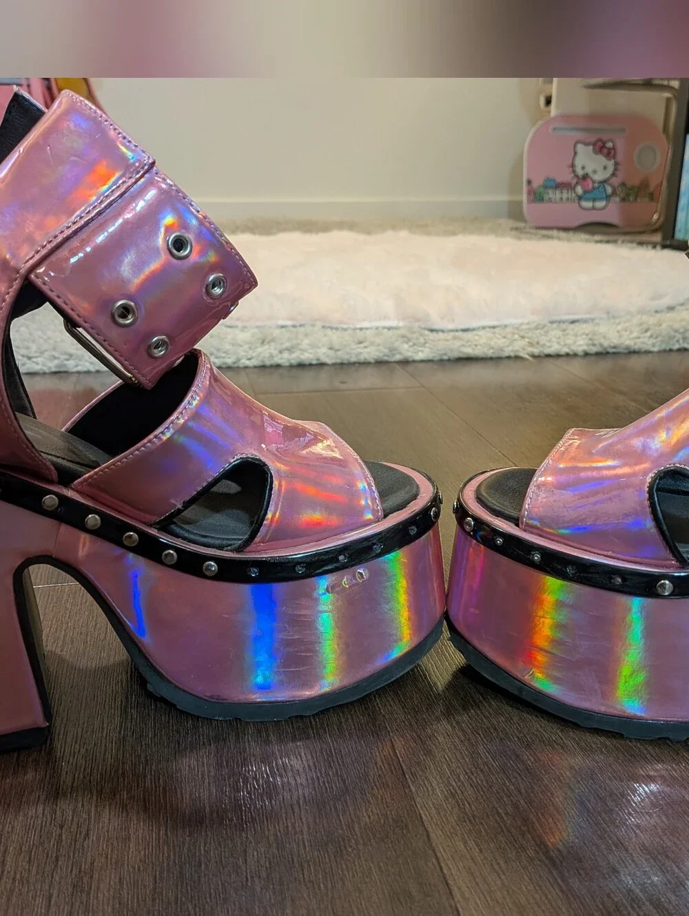 Demonia sz. 8 'Camel 102' holographic pink platform sandals